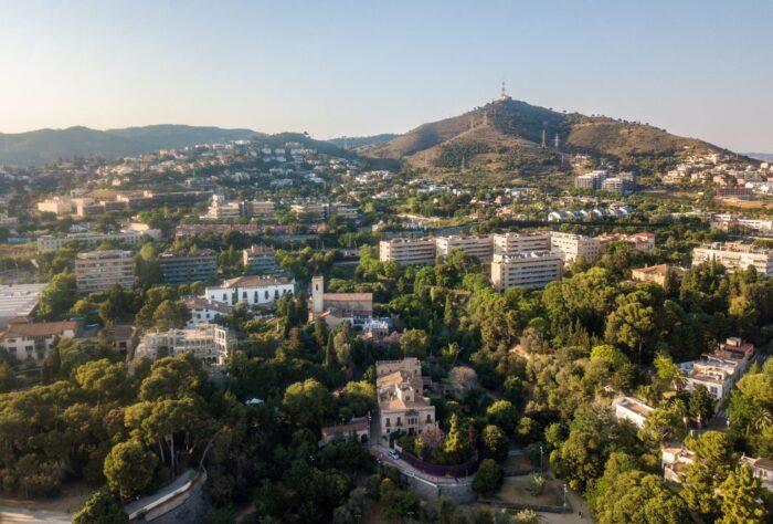 vista-generica-collserola-i-casc-antic-scaled-1-700x474 Renovación de infraestructuras urbanas en Esplugues de Llobregat: actuaciones para un espacio público más funcional y sostenible